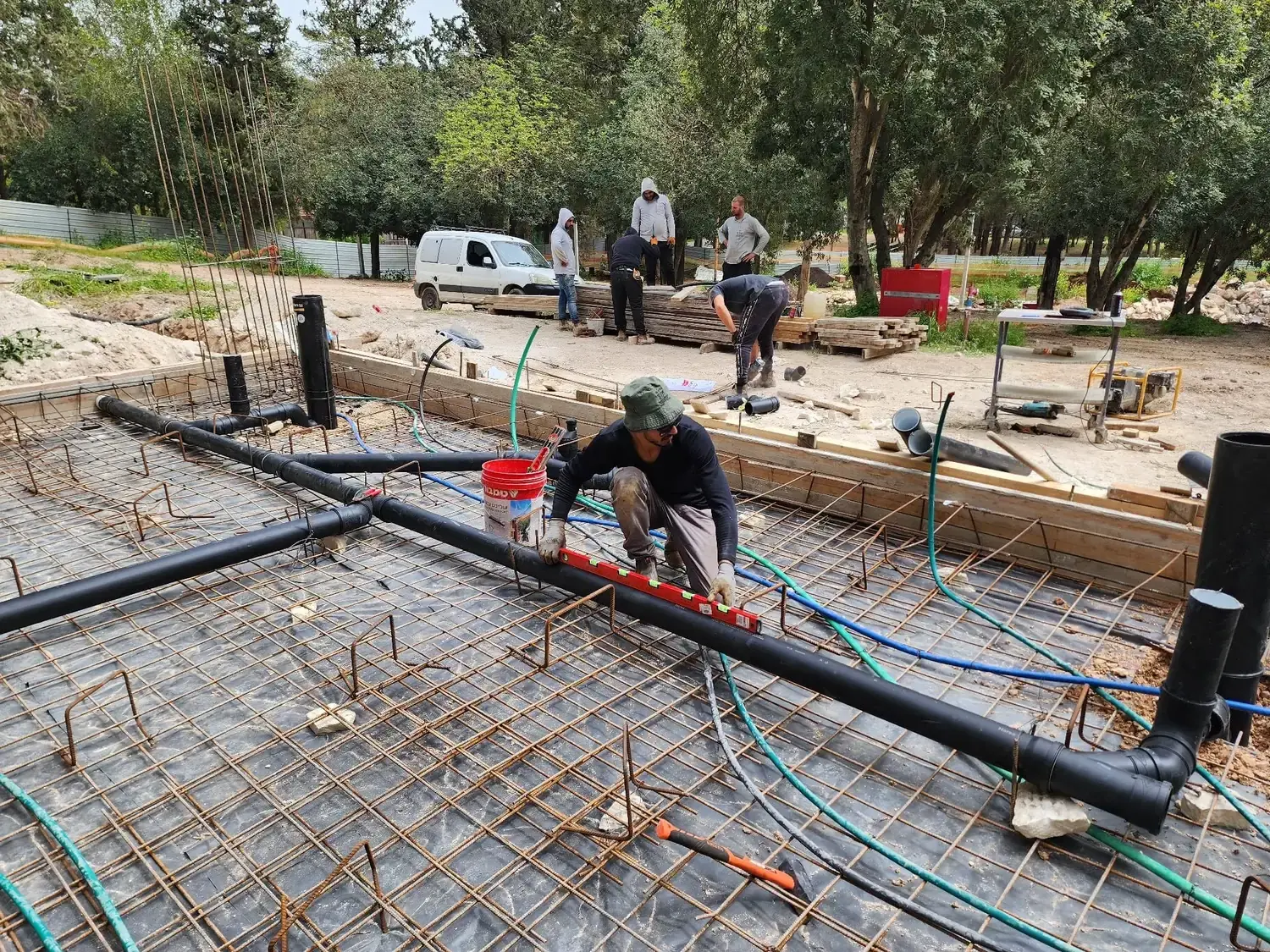 תשתית צנרת מים מסודרת באתר בנייה