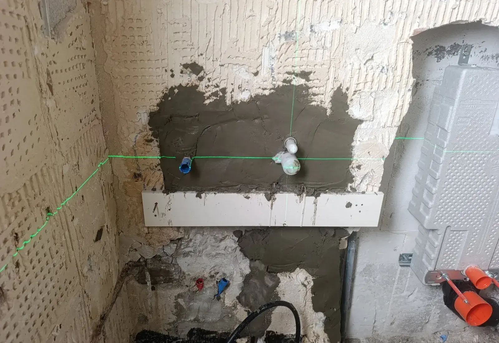 צנרת מים וביוב בשלב הבנייה לפני יציקת בטון